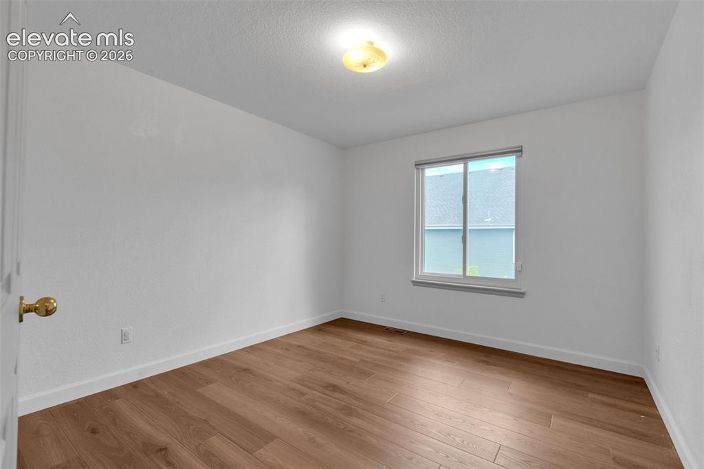 Image 16 of 50: Bedroom