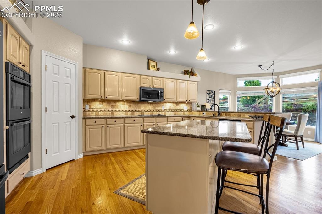 Image 10 of 49: Kitchen