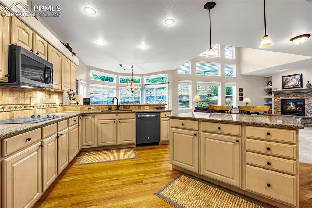 Image 12 of 49: Kitchen