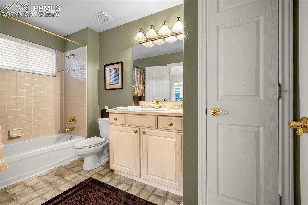 Image 17 of 49: Bathroom