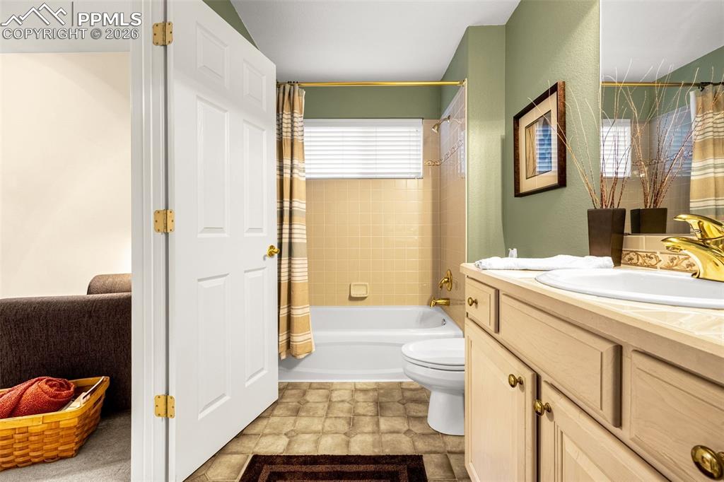 Image 19 of 49: Bathroom