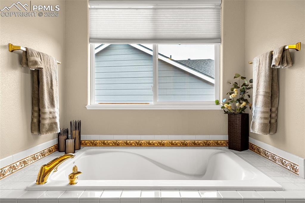 Image 23 of 49: Bathroom