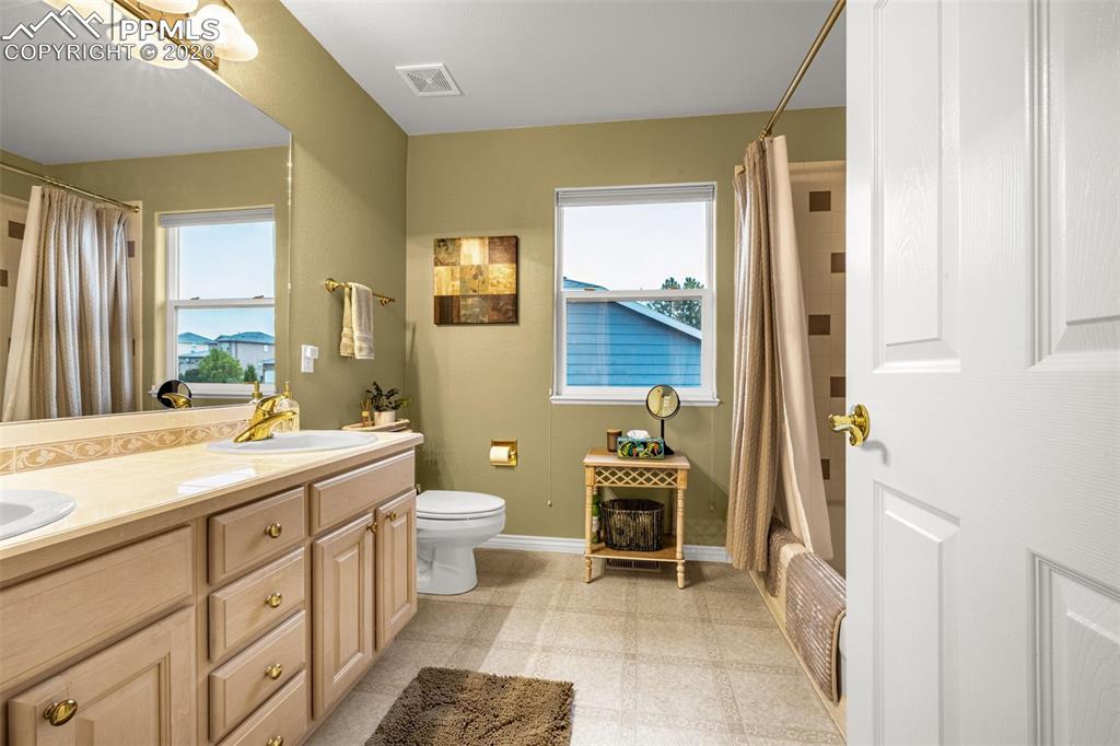 Image 24 of 49: Bathroom