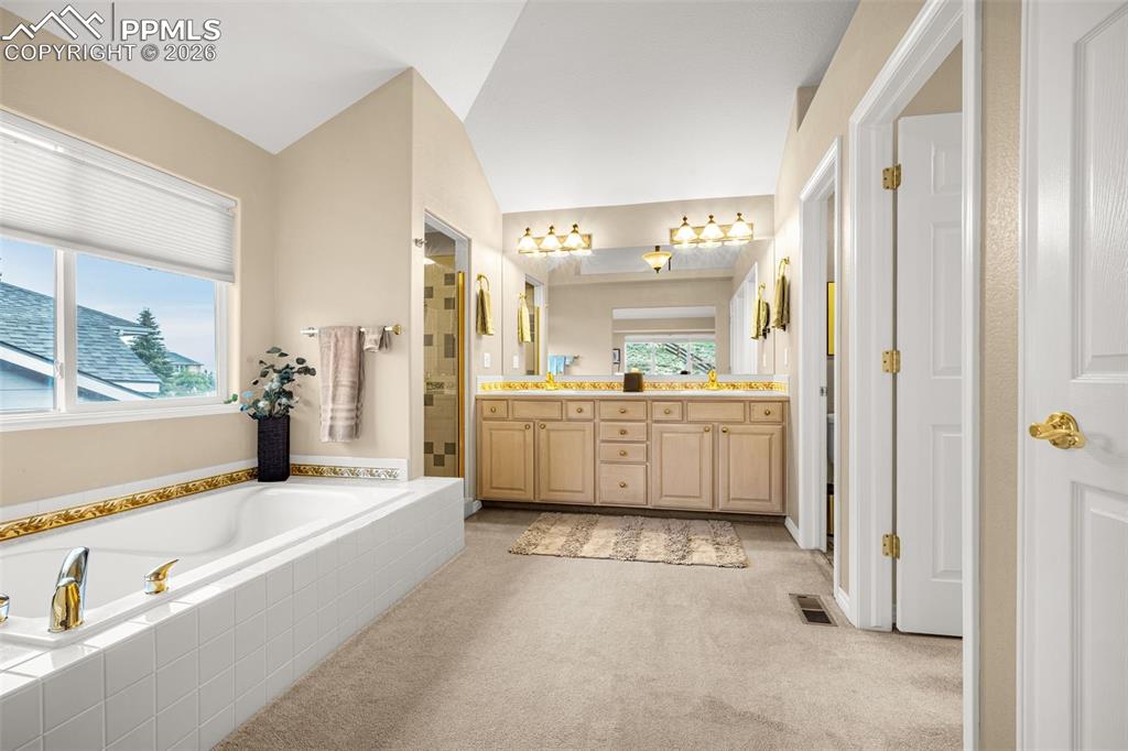 Image 28 of 49: Bathroom