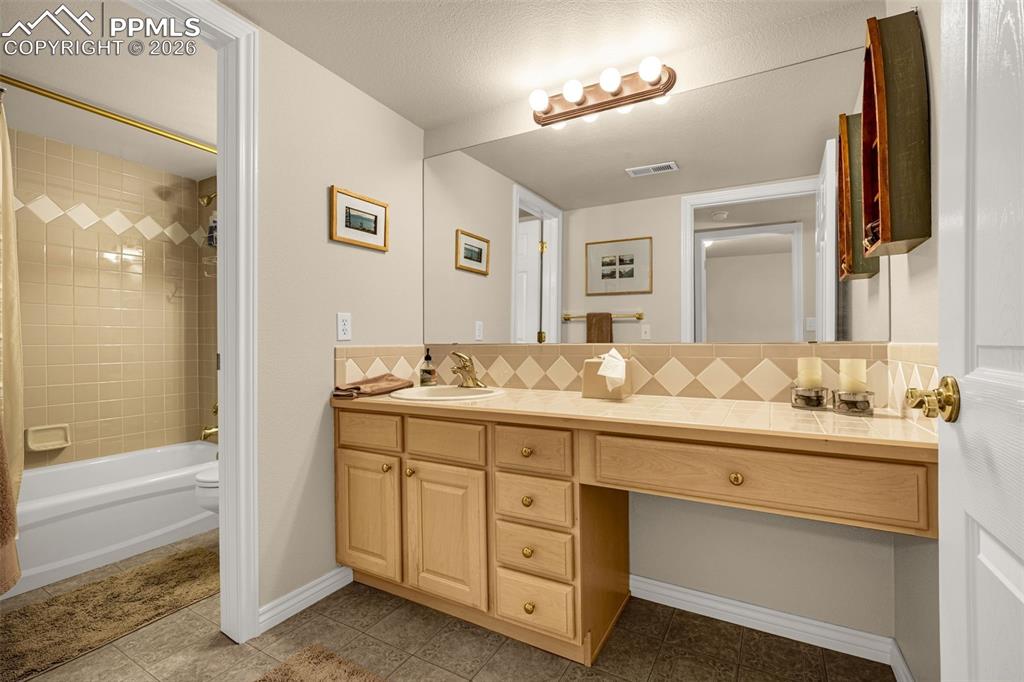 Image 34 of 49: Bathroom