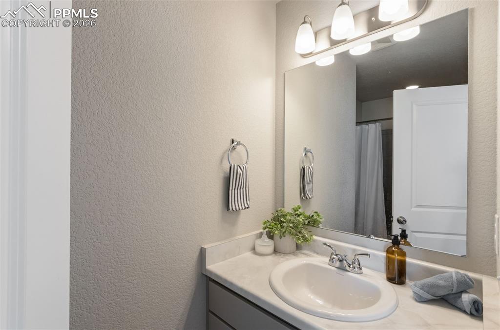 Image 20 of 31: Bathroom