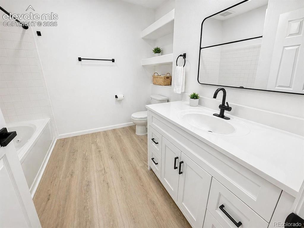 Image 11 of 19: Bathroom