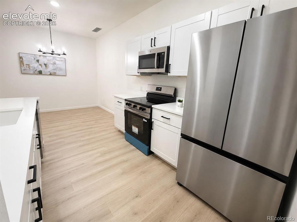 Image 5 of 19: Kitchen
