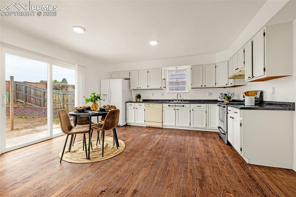 Image 10 of 38: Kitchen