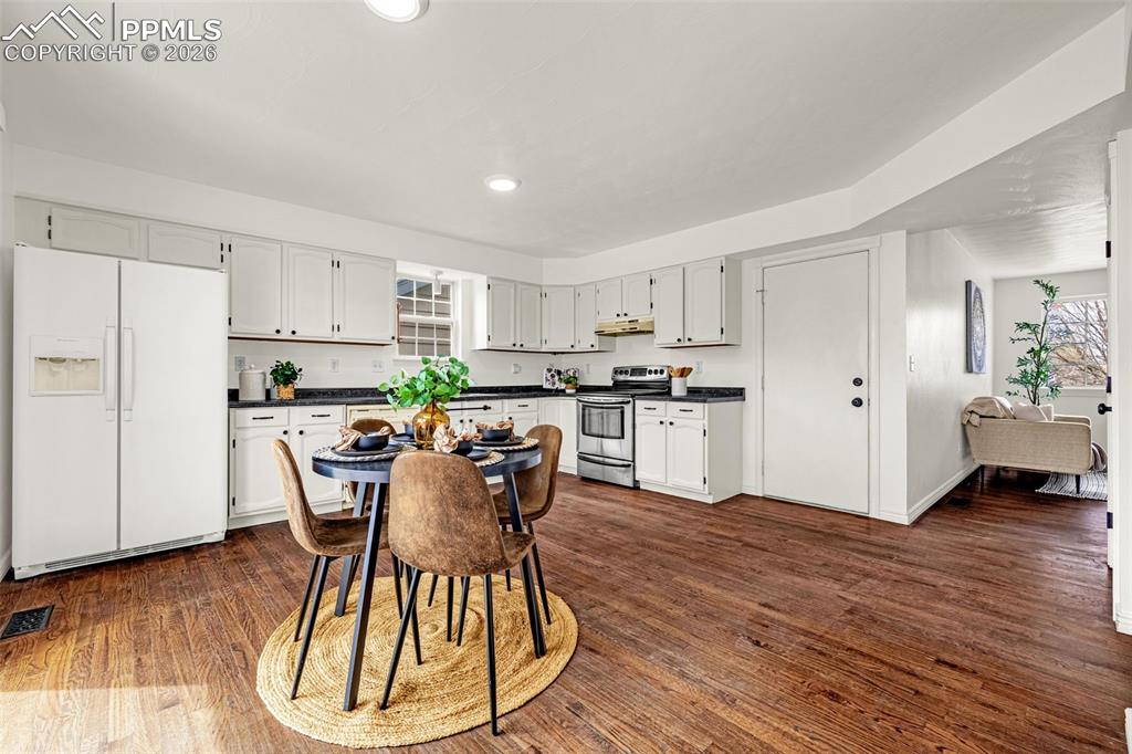 Image 11 of 38: Kitchen