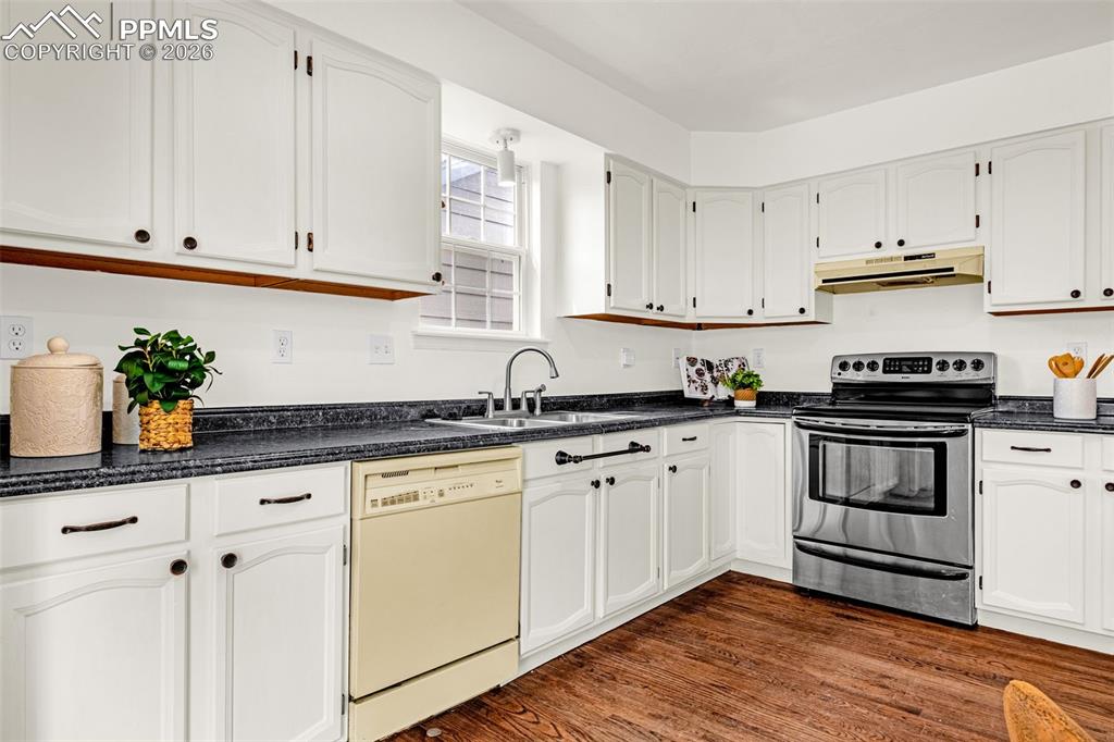 Image 12 of 38: Kitchen