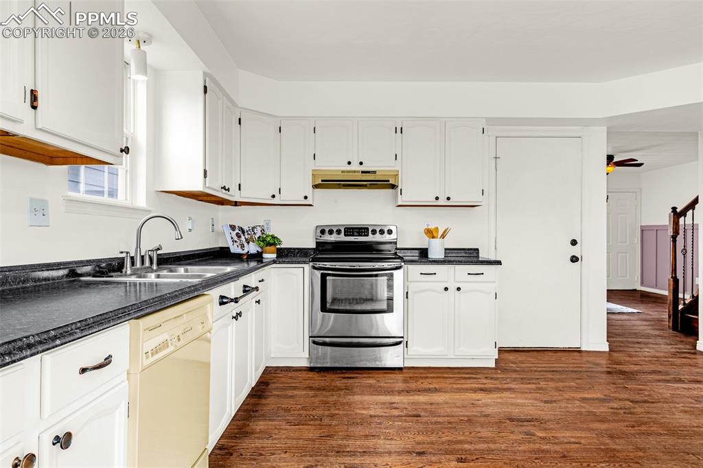 Image 13 of 38: Kitchen