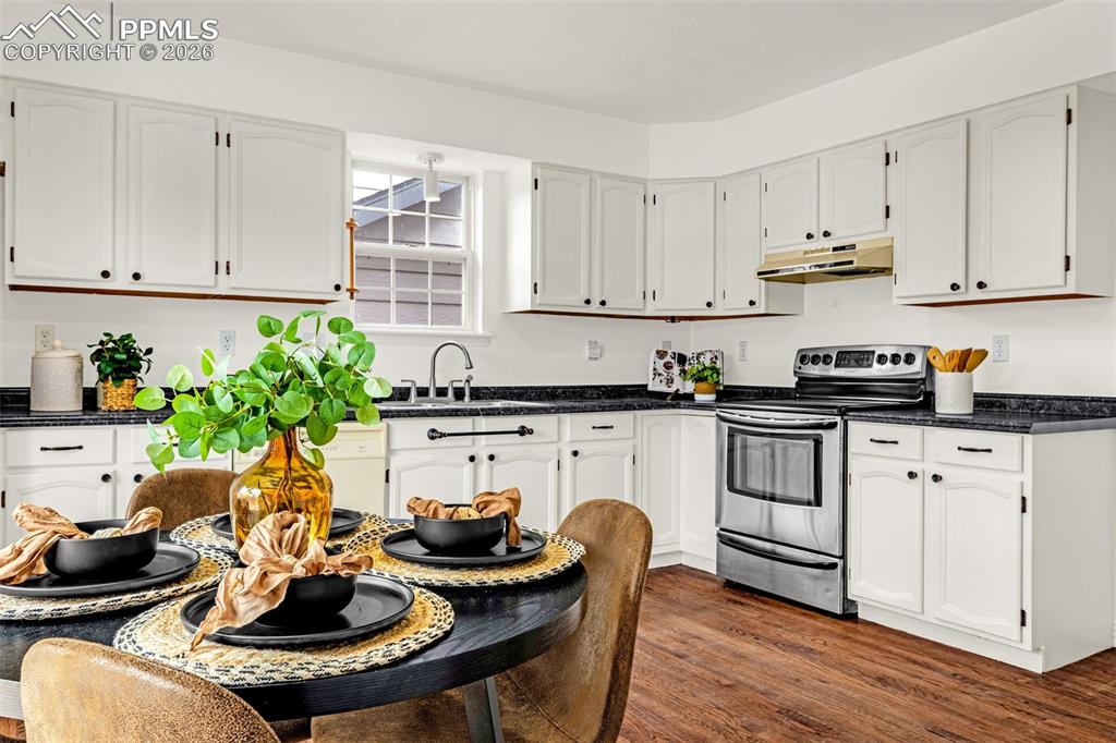 Image 15 of 38: Kitchen