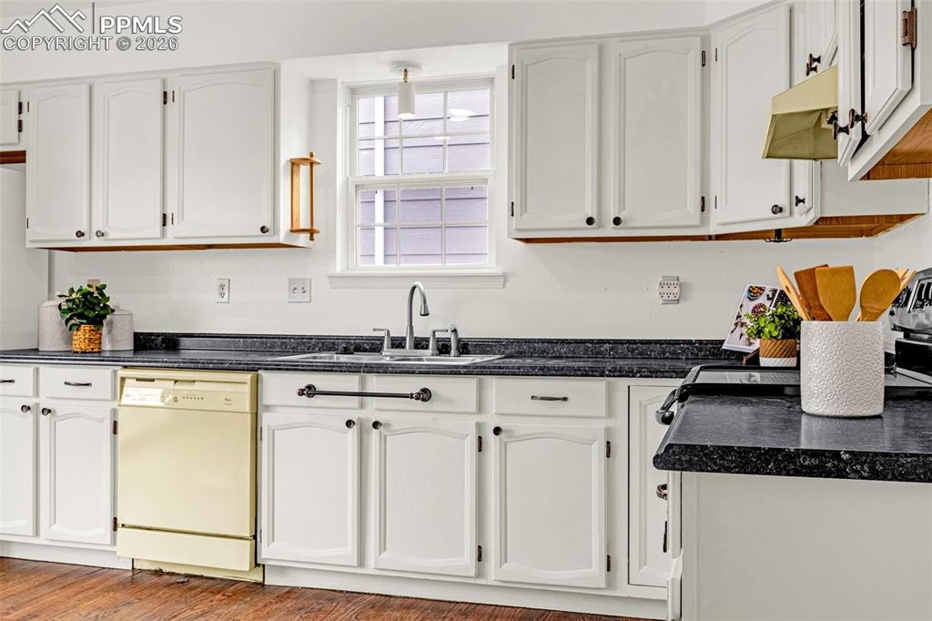 Image 16 of 38: Kitchen