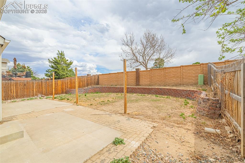 Image 31 of 38: Yard