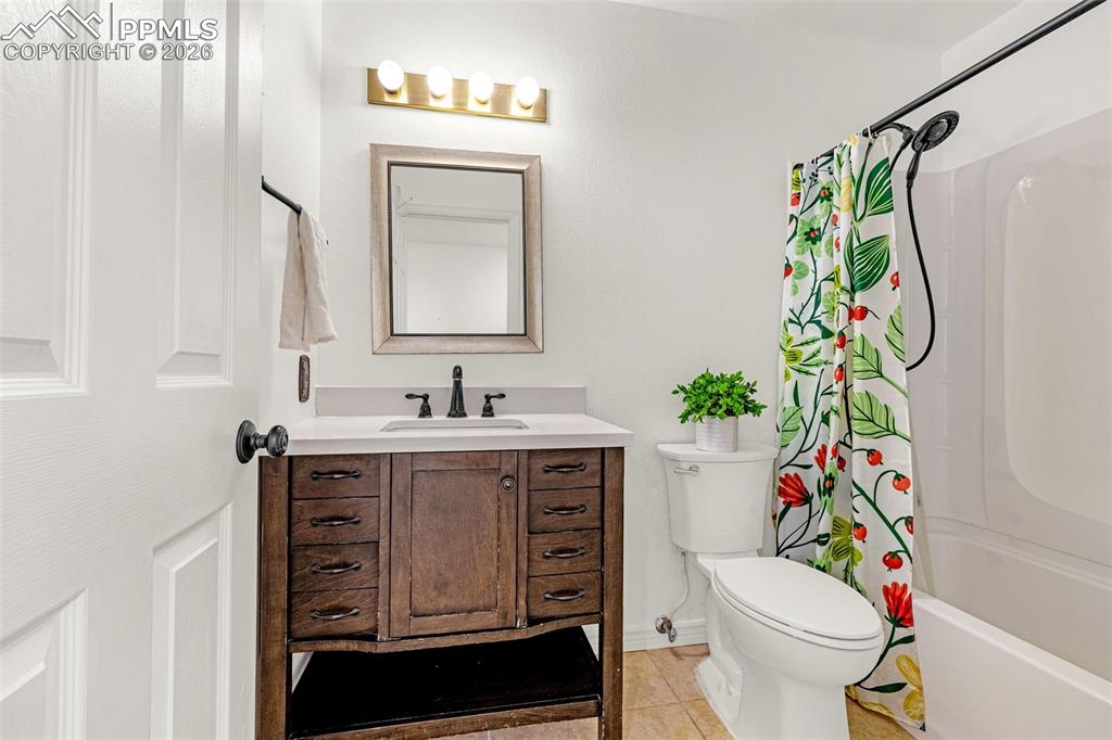 Image 7 of 38: Bathroom