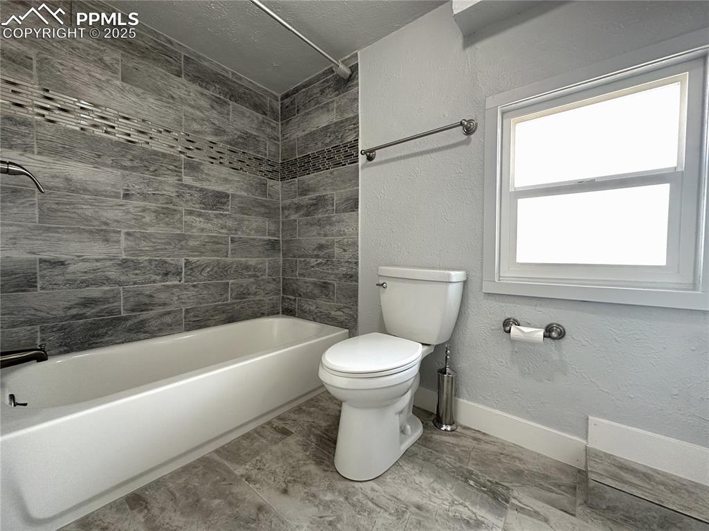 Image 22 of 24: Bathroom