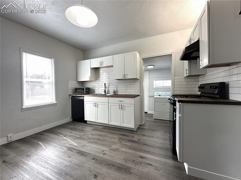 Image 6 of 24: Kitchen