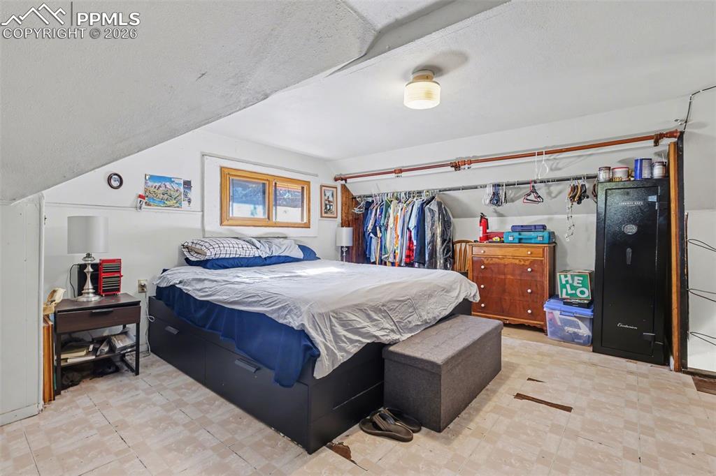 Image 10 of 17: Bedroom