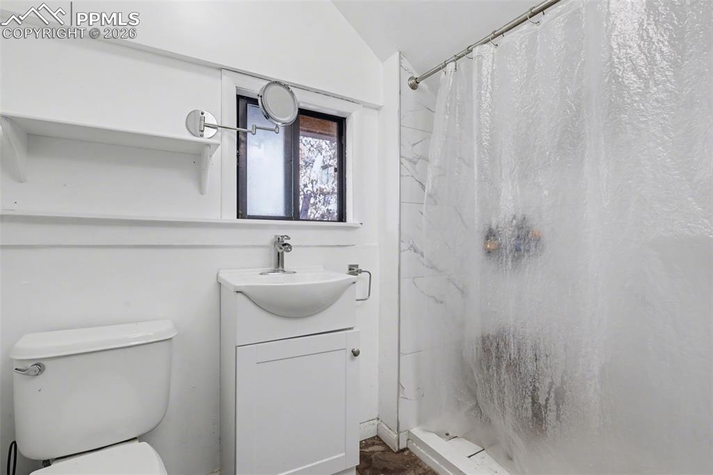 Image 11 of 17: Bathroom