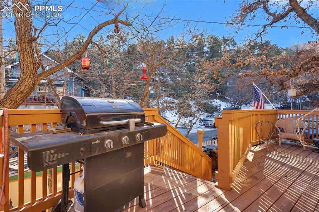 Image 14 of 17: Deck