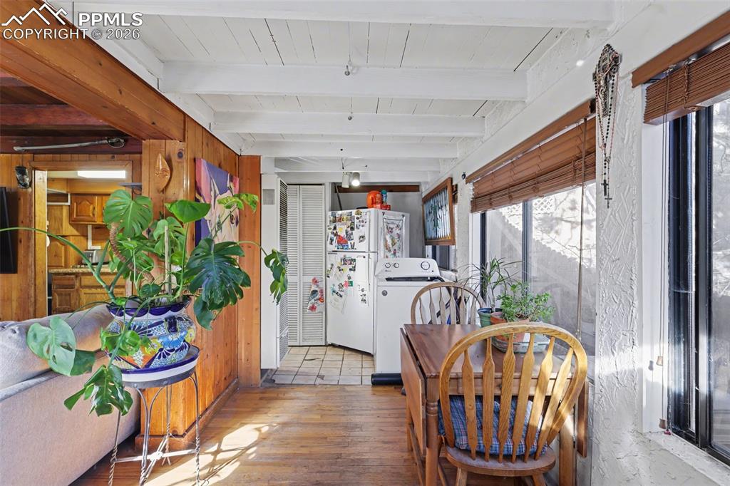 Image 5 of 17: Dining Area