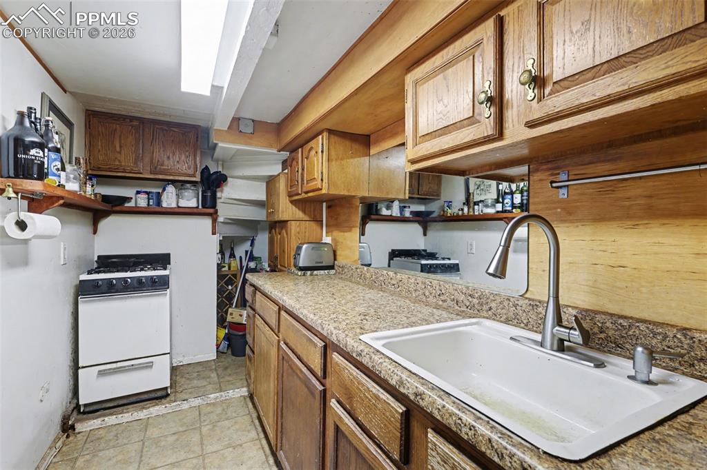 Image 7 of 17: Kitchen