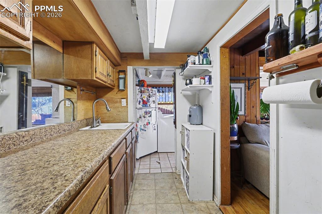 Image 8 of 17: Kitchen