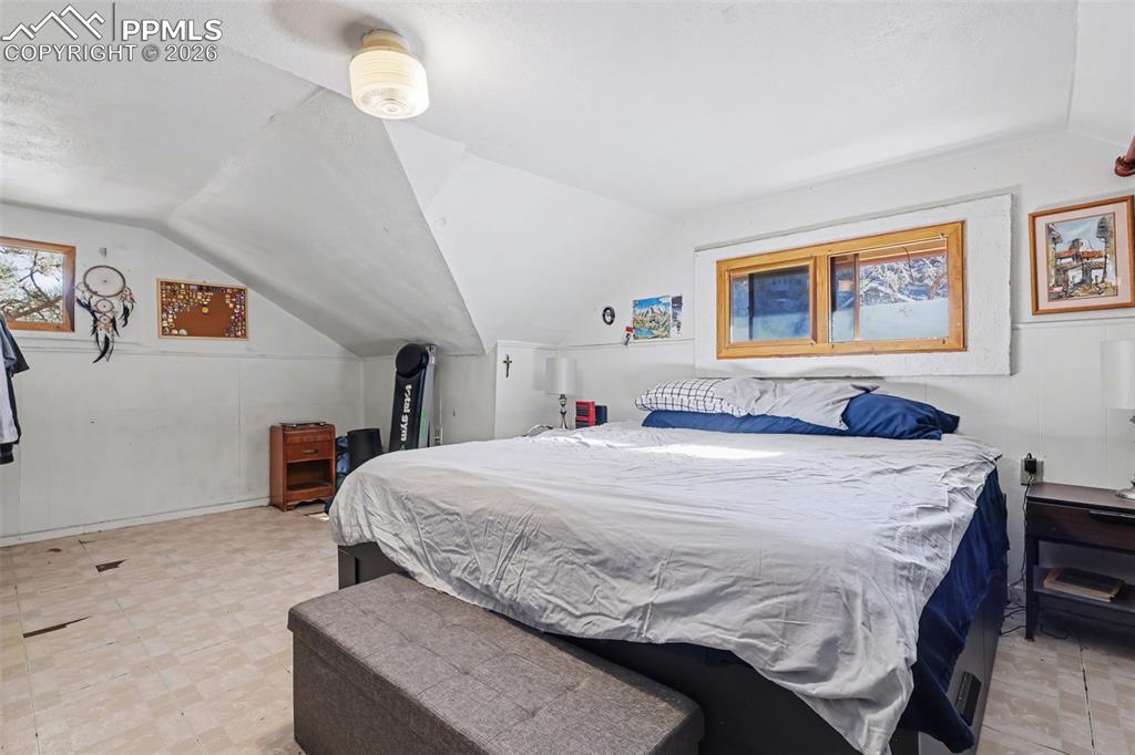 Image 9 of 17: Bedroom