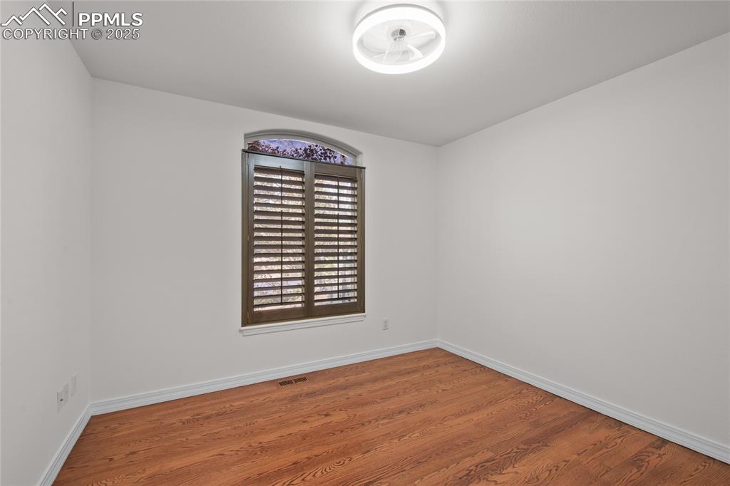 Image 31 of 50: Bedroom