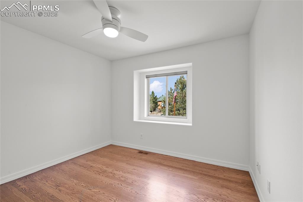 Image 34 of 50: Bedroom