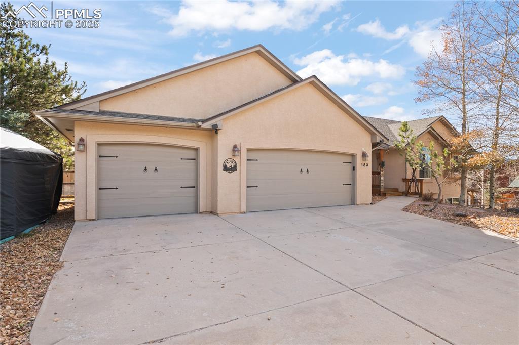 Image 4 of 50: Large Three Car Garage