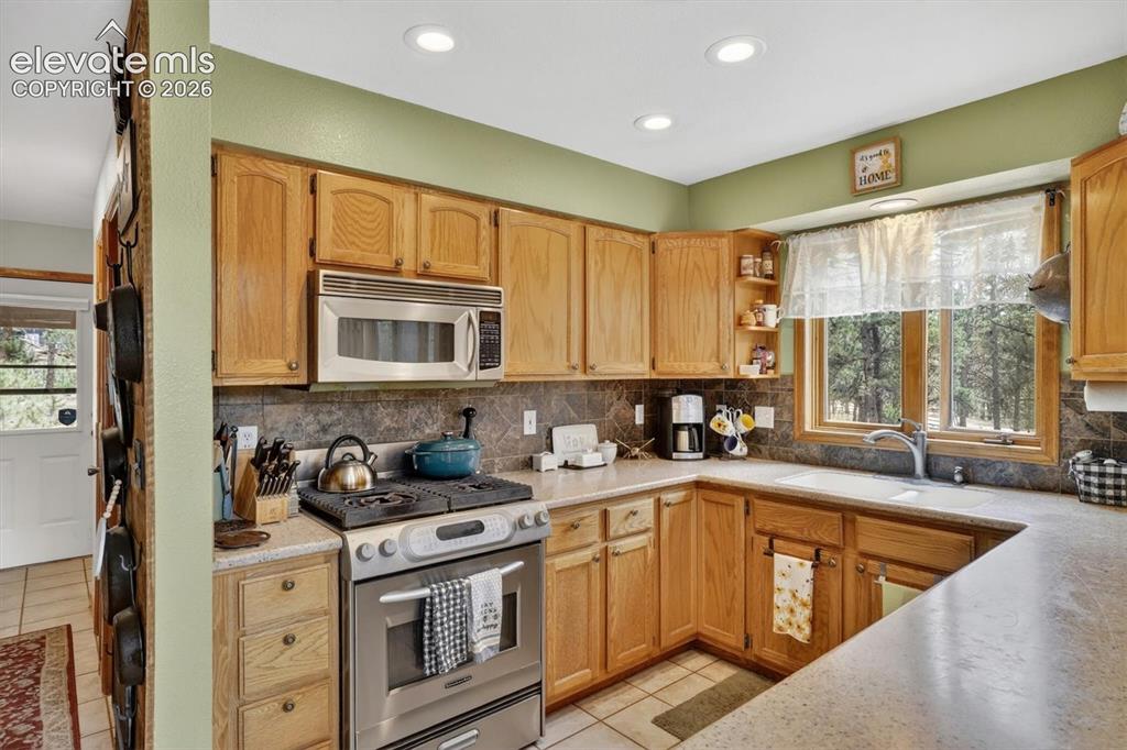 Image 15 of 38: Kitchen