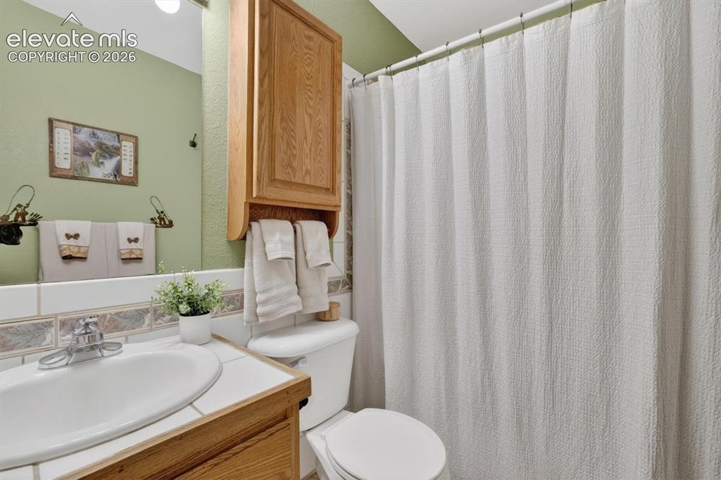 Image 16 of 38: Bathroom