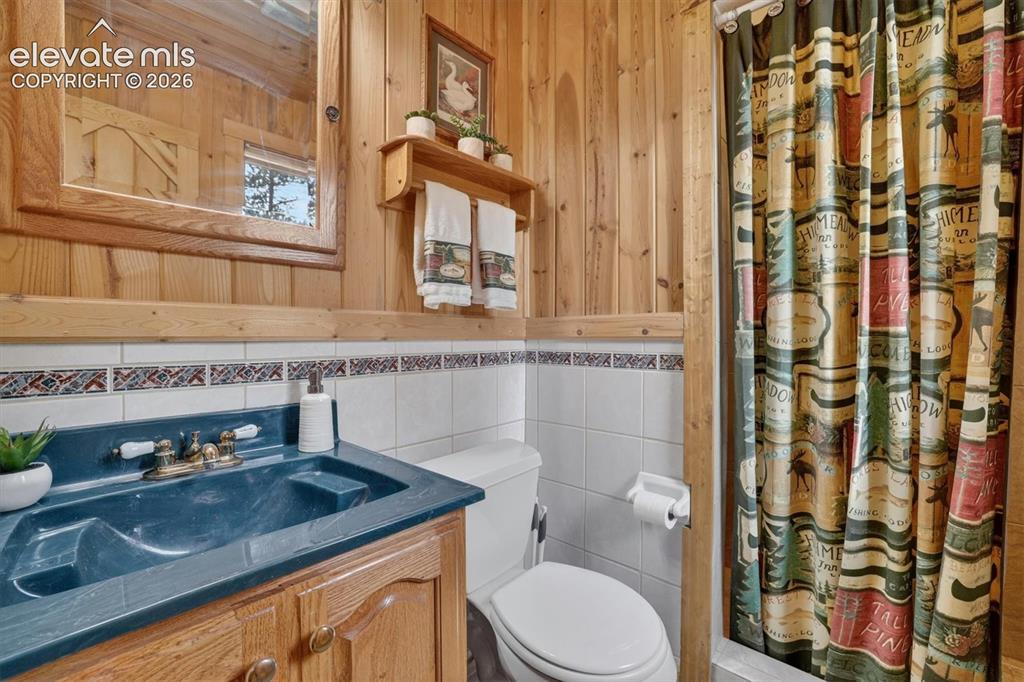 Image 29 of 38: Bathroom