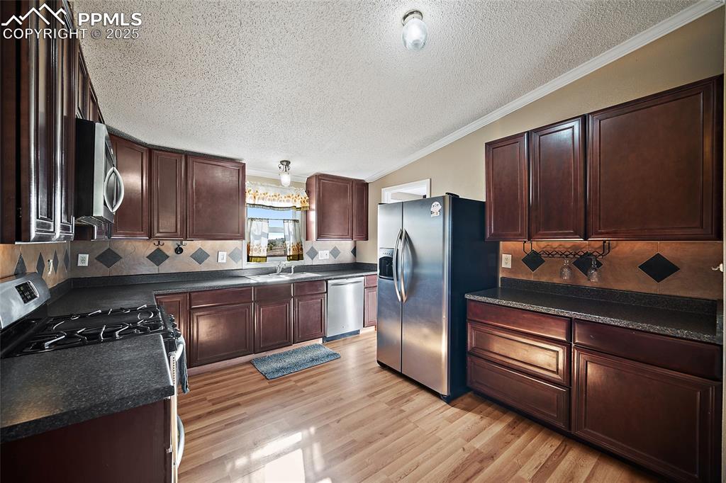 Image 10 of 43: Kitchen