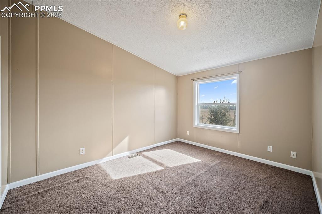 Image 18 of 43: Bedroom