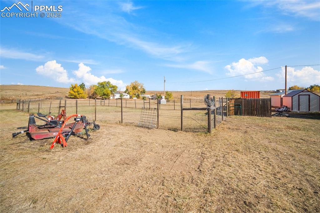 Image 23 of 43: Yard