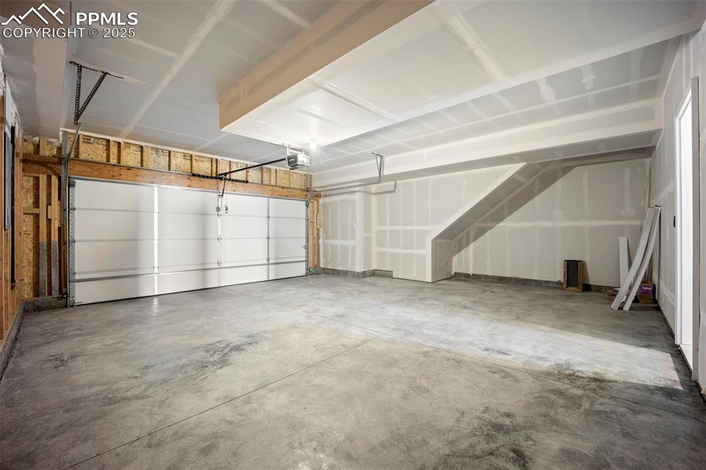 Image 16 of 47: Garage