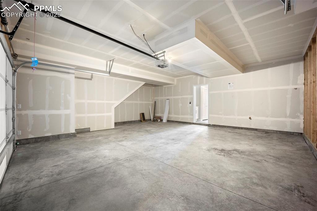 Image 17 of 47: Garage