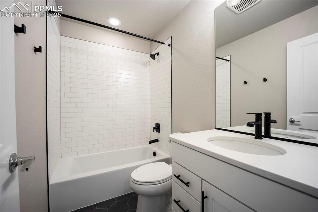 Image 27 of 47: Bathroom