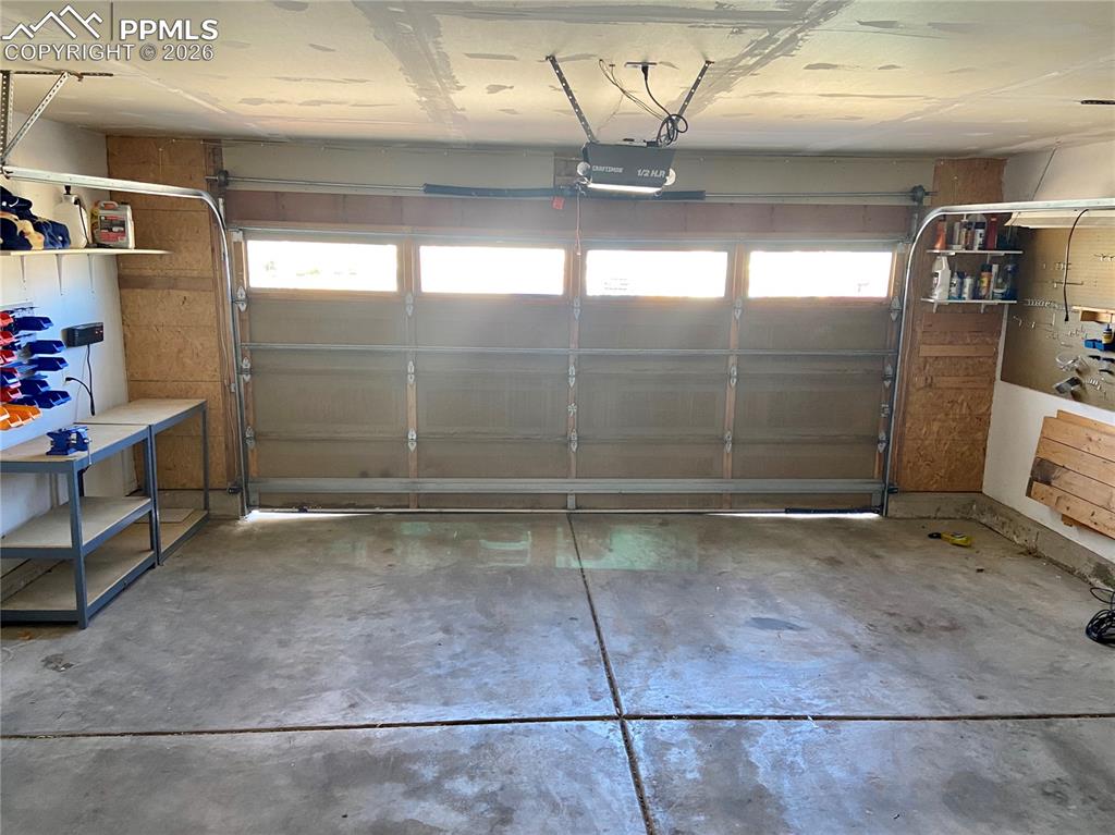 Image 16 of 29: Garage