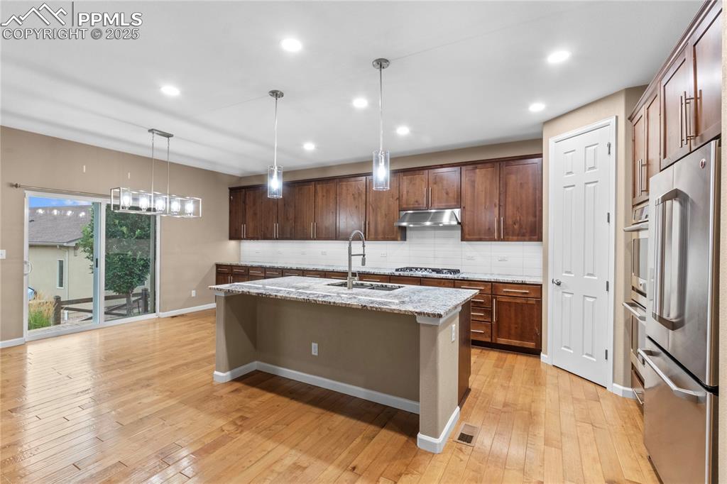 Image 15 of 43: Kitchen