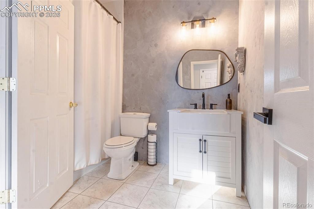 Image 13 of 15: Bathroom