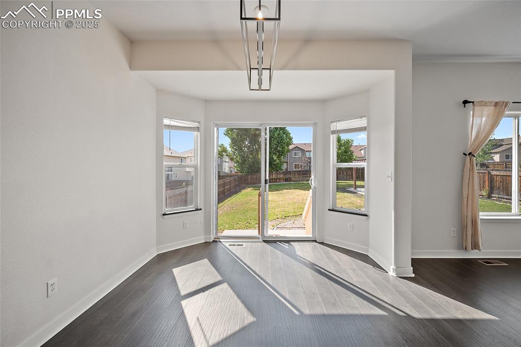 Image 17 of 46: Dining Area