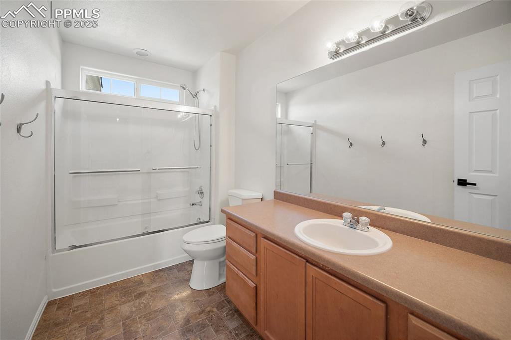 Image 32 of 46: Bathroom