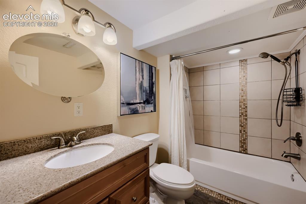 Image 15 of 17: Bathroom