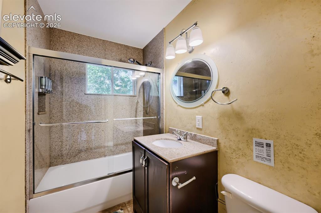 Image 16 of 17: Bathroom