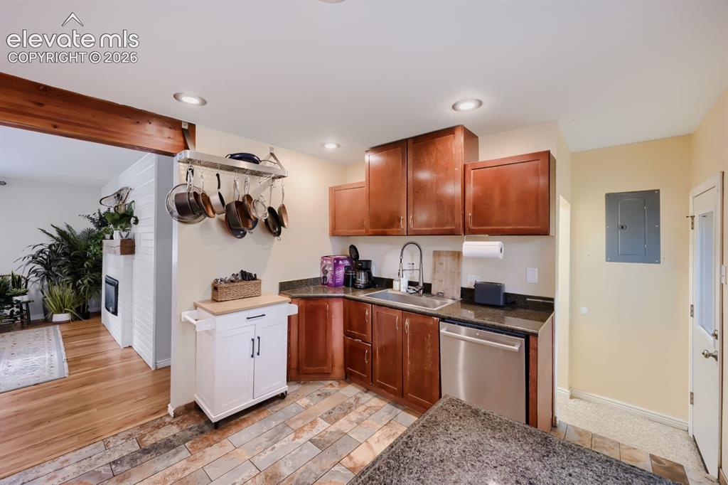 Image 4 of 17: Kitchen