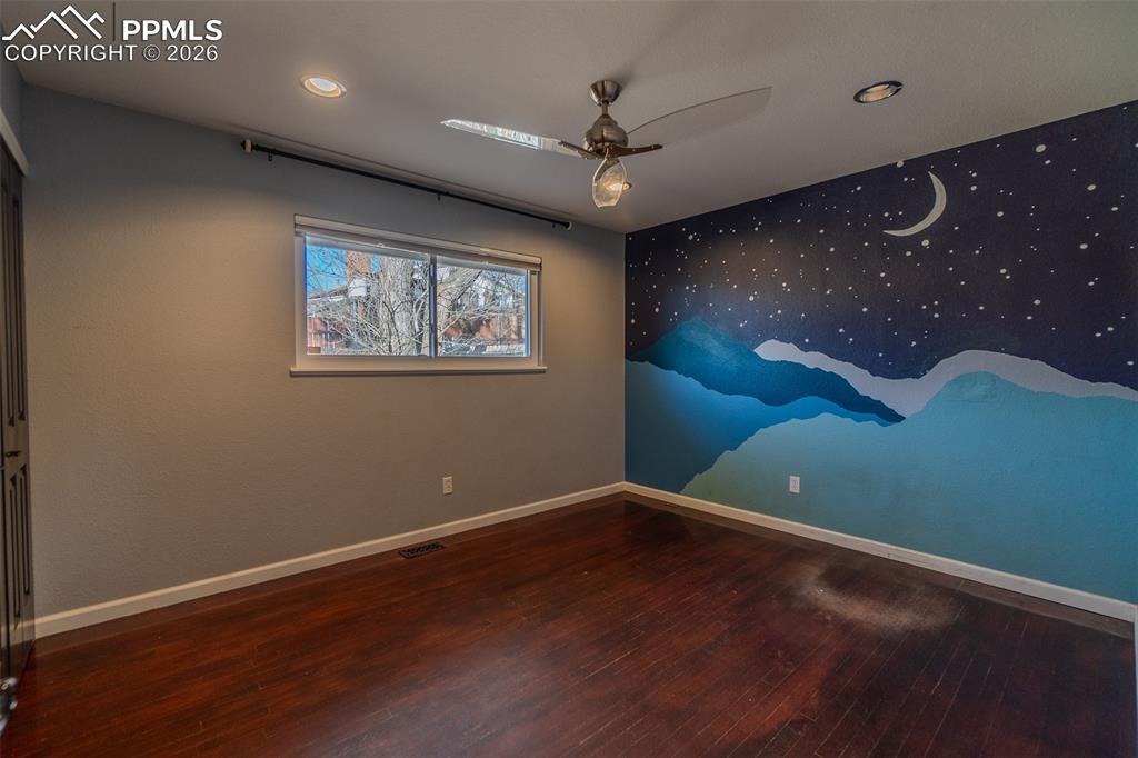 Image 16 of 21: Bedroom